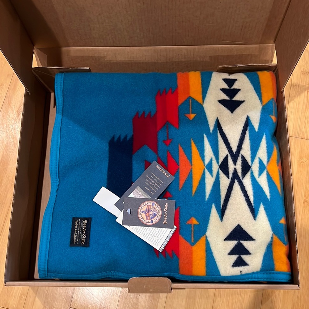 New in box! Pendleton Tucson Turquoise Jacquard Robe 64”x80”